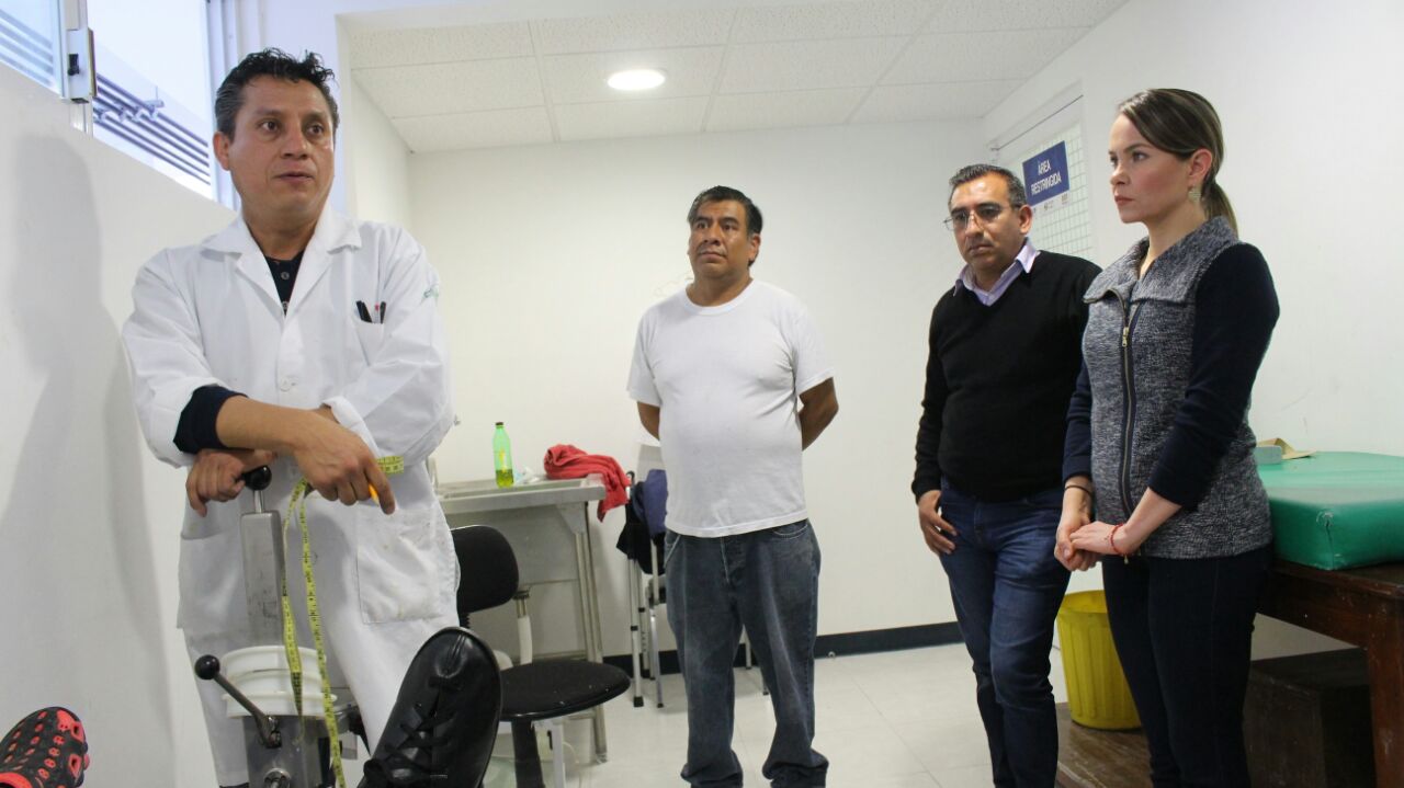 Entrega DIF de Xicotepec aparato ortopédico a persona con discapacidad