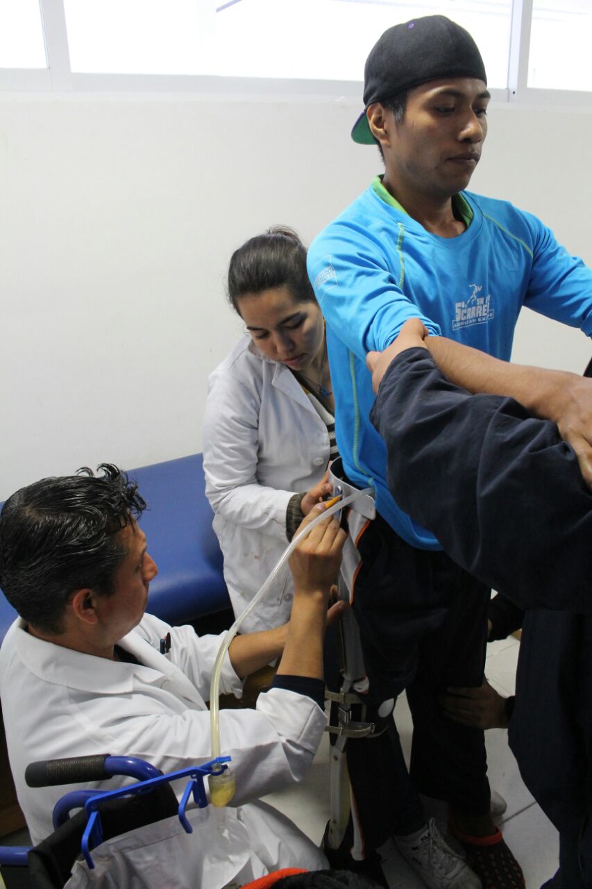 Entrega DIF de Xicotepec aparato ortopédico a persona con discapacidad