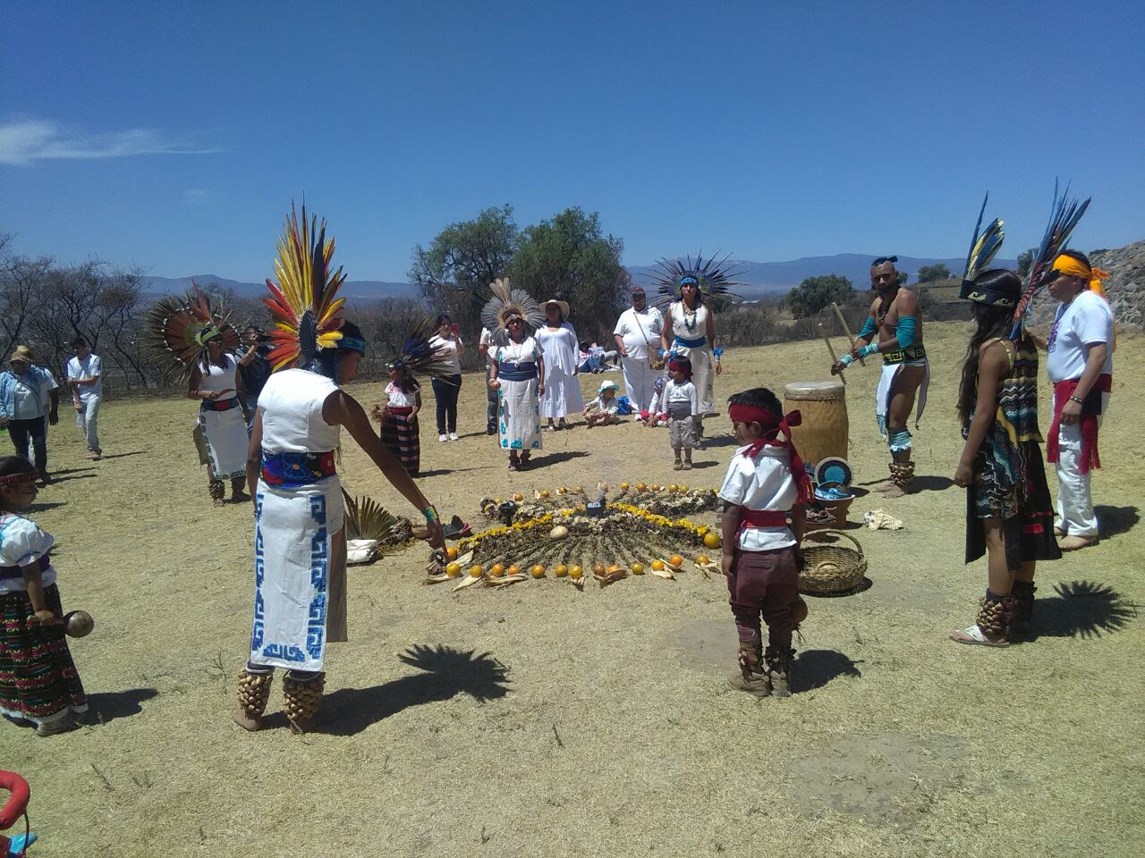 Reciben a la primavera en zona arqueológica de Tepatlaxco