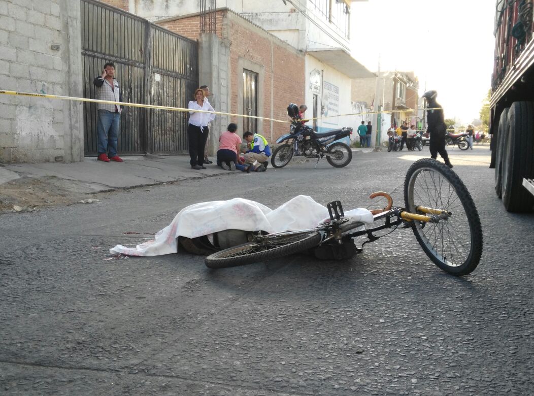 Ciclista muere atropellado en colonia de Texmelucan