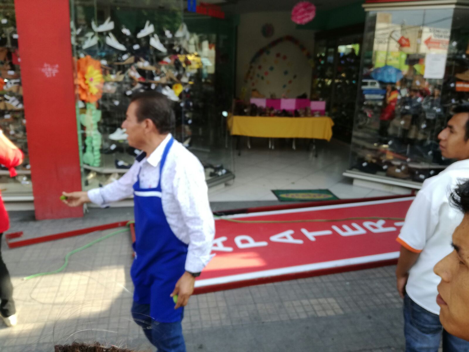 Muere electrocutado al instalar un anuncio en Tehuacán