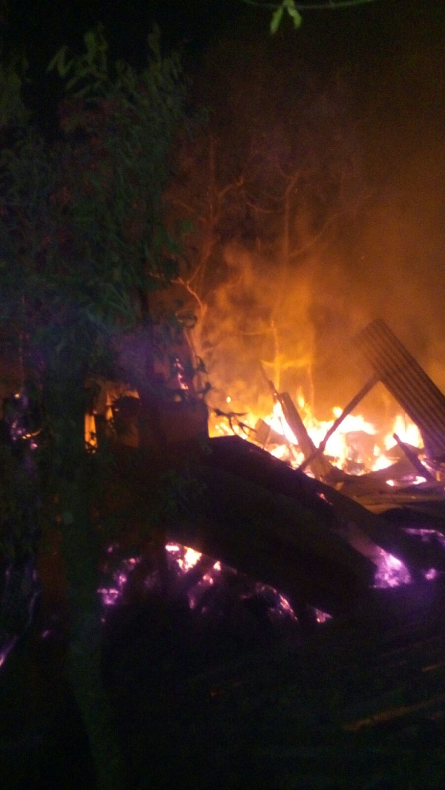 Fuego consume par de casas en Venustiano Carranza