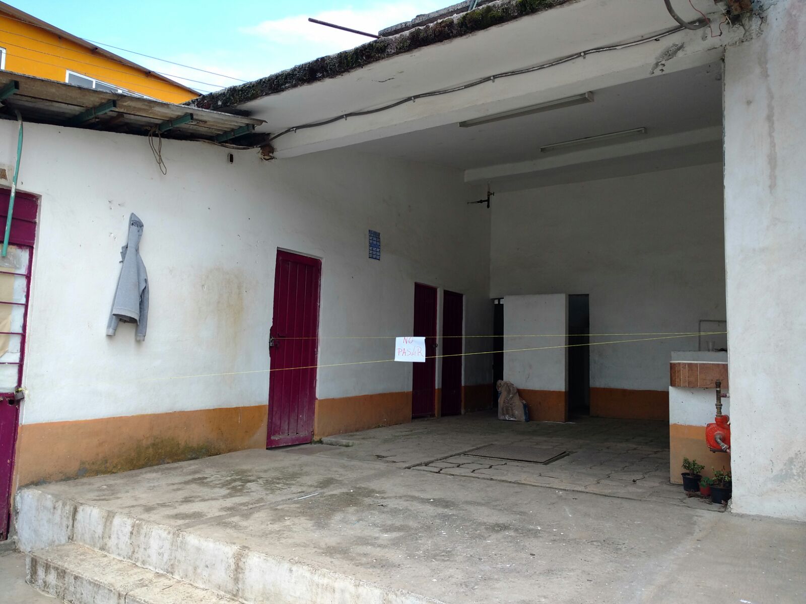 Drenaje tapado deja sin clases a 400 alumnos en Huauchinango