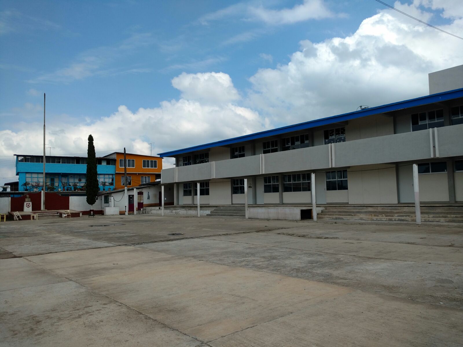 Drenaje tapado deja sin clases a 400 alumnos en Huauchinango