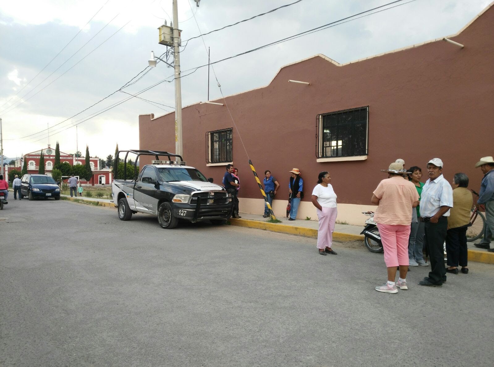 Acompañan policías a tianguistas de Tlalancaleca para evitar robos