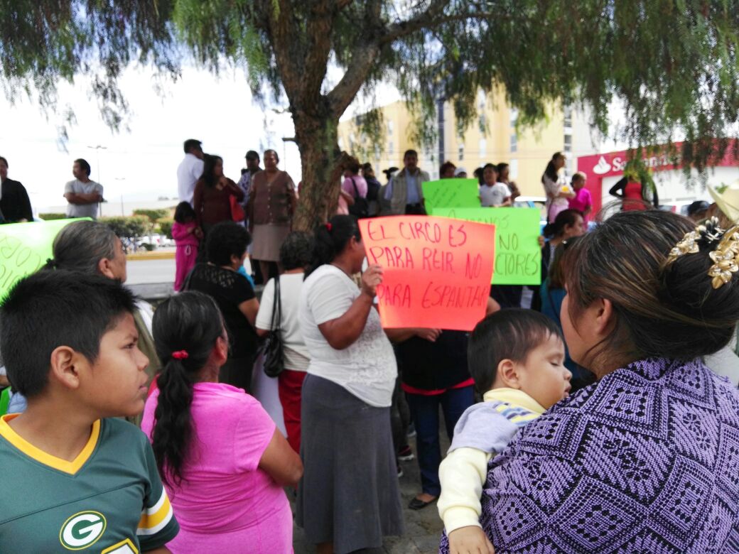 Protestan frente a la Carpa de los Horrores en Tehuacán