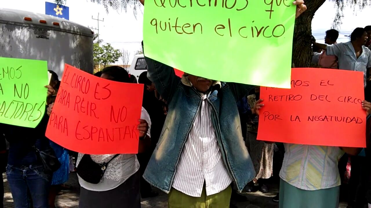 Protestan frente a la Carpa de los Horrores en Tehuacán