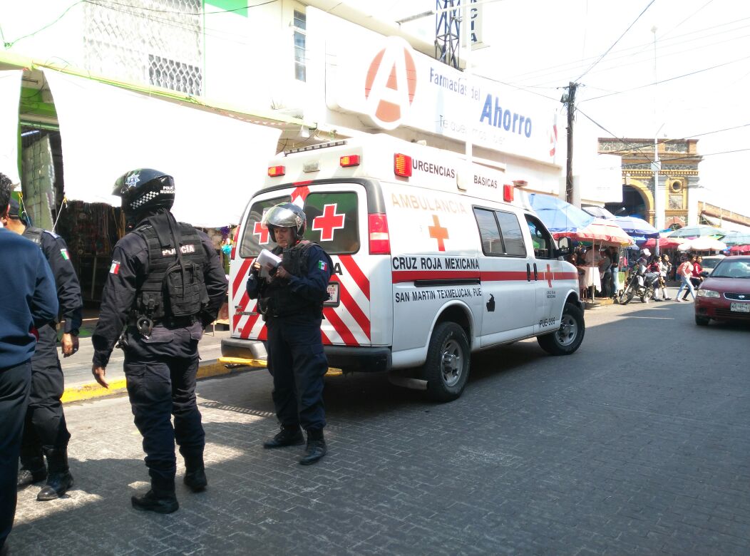 Hombre es atacado con machete en mercado de Texmelucan