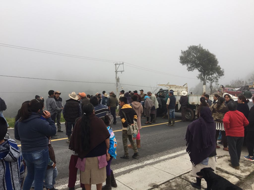 Cierran carretera por homicidio de maestra en Zacapoaxtla