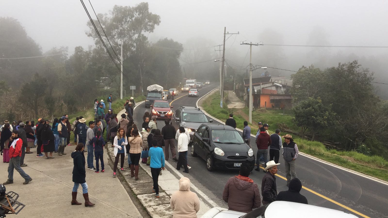 Cierran carretera por homicidio de maestra en Zacapoaxtla