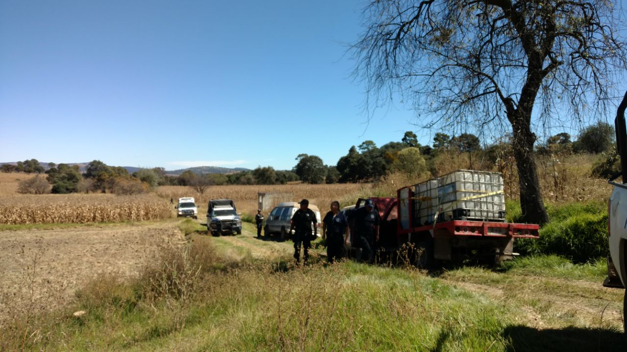 Chupaductos abandonan 14 camionetas en Tlalancaleca y Tlahuapan