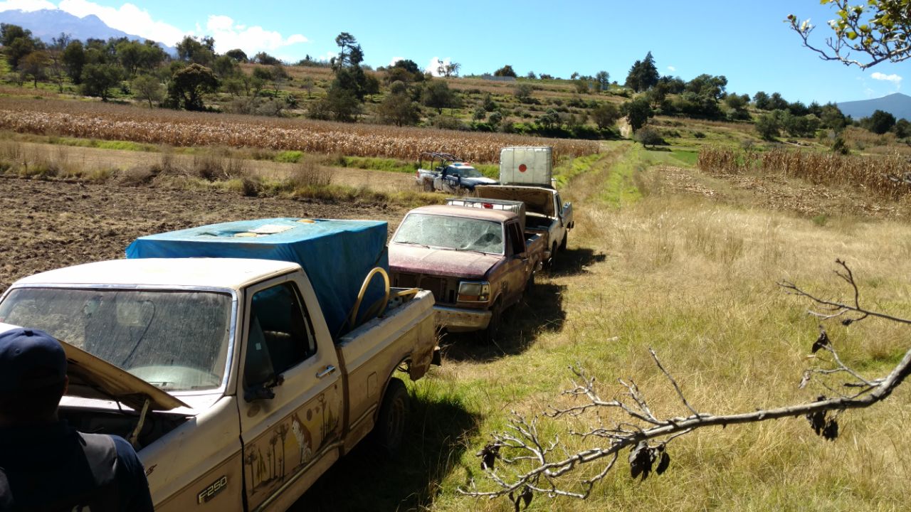Chupaductos abandonan 14 camionetas en Tlalancaleca y Tlahuapan