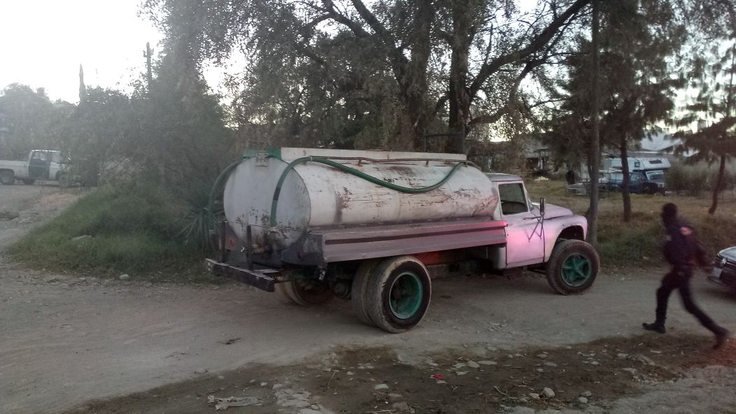 Huachicoleros abandonan pipa y camioneta en Tepatlaxco