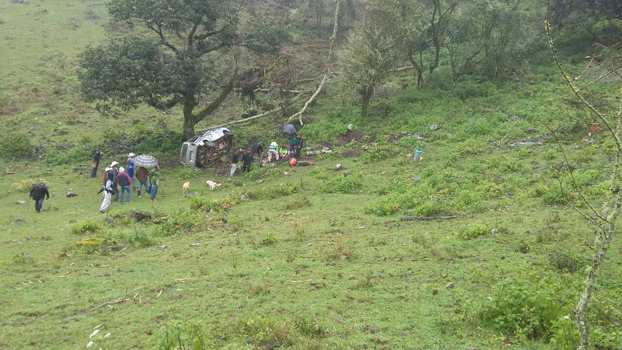 Camioneta cae a barranco y deja 2 heridos en Zacapoaxtla