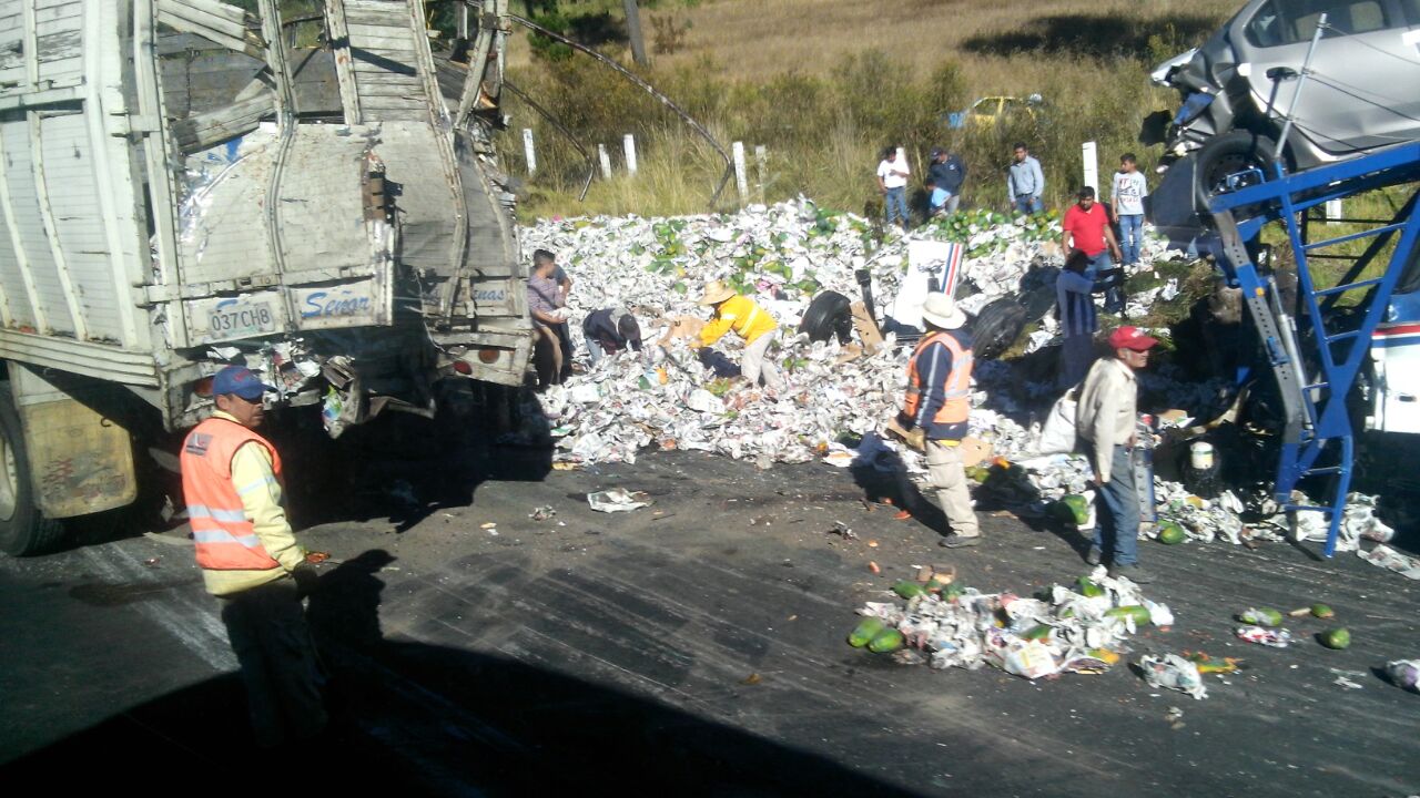 Nodriza impacta camión con papayas en la México-Puebla