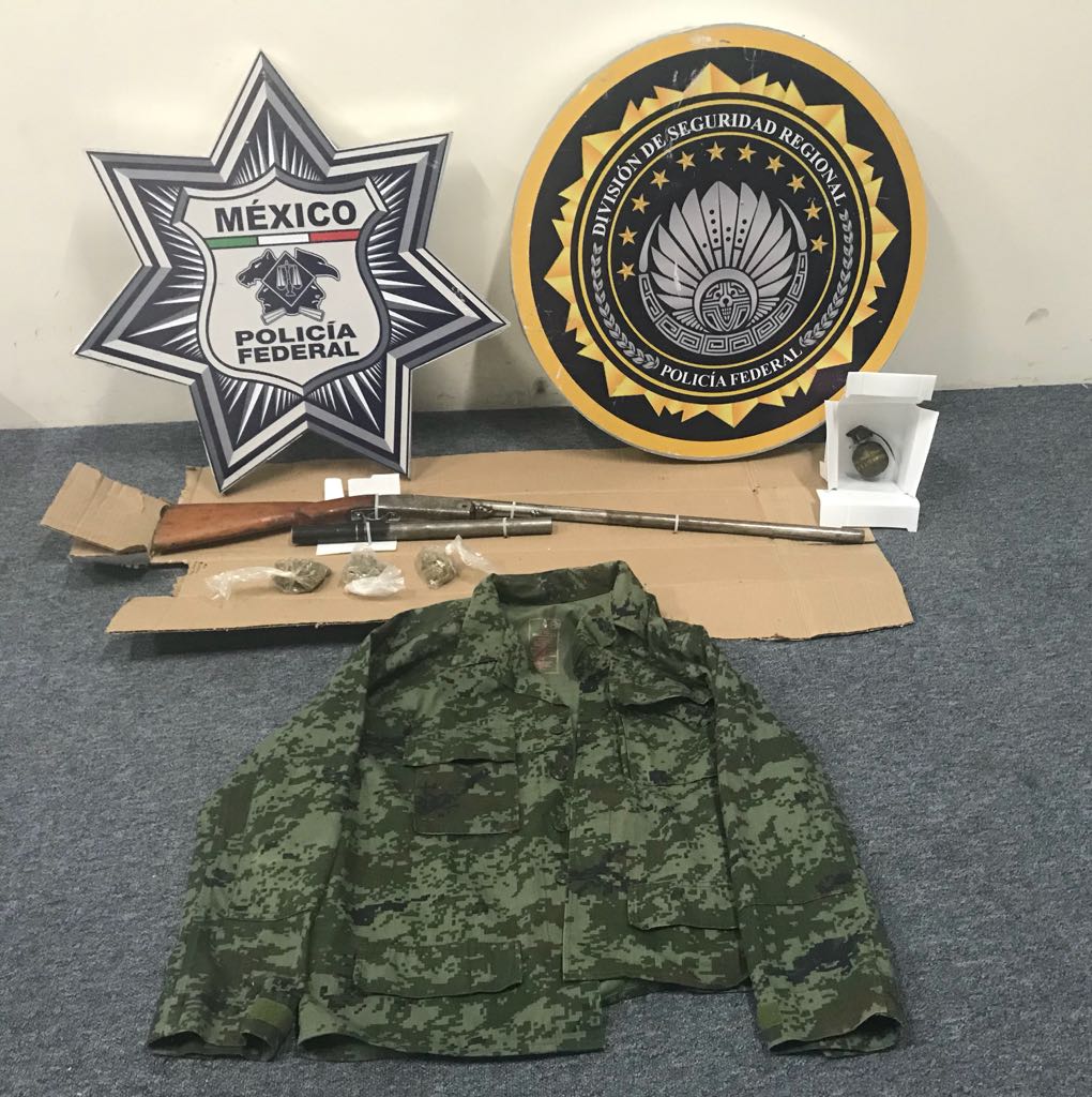 PF detiene a 3 en Esperanza con granada, droga y uniforme militar