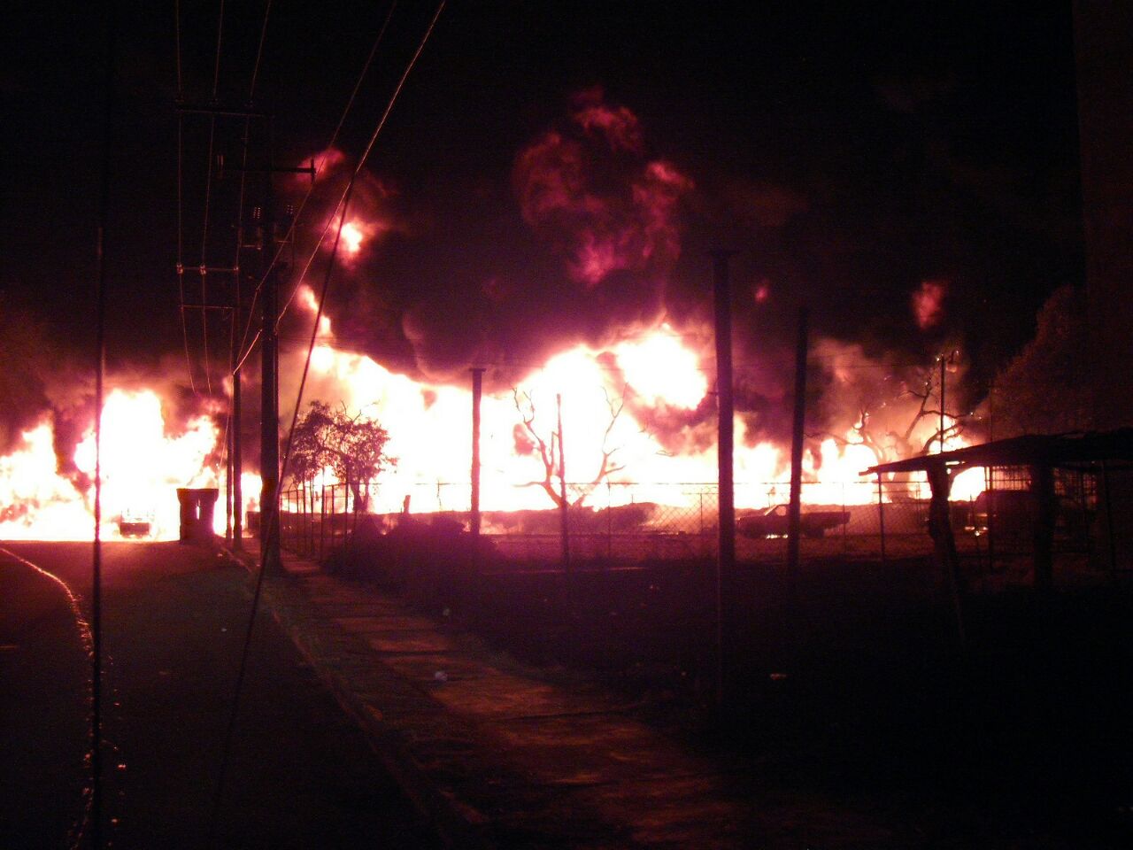 El miedo no deja a supervivientes del incendio en Texmelucan