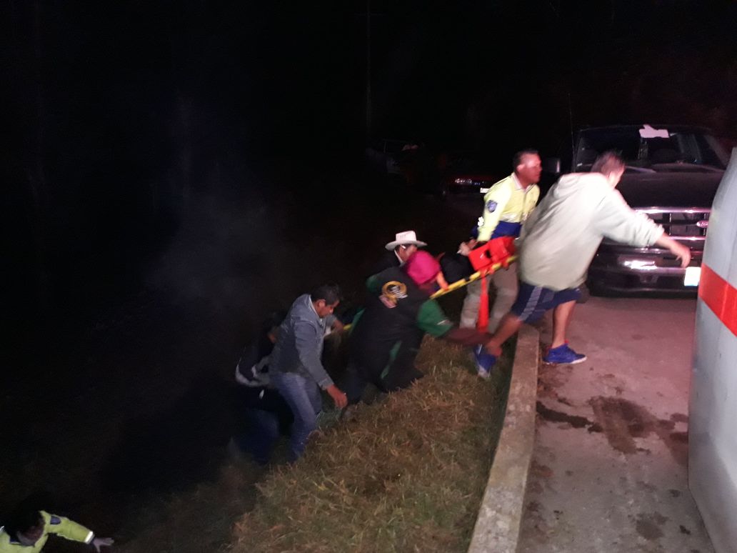Camioneta cae a barranco y deja 2 heridos en Zacapoaxtla