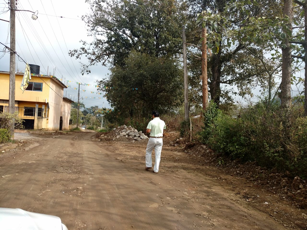 Exigen reparar camino tras obras de drenaje en Huauchinango