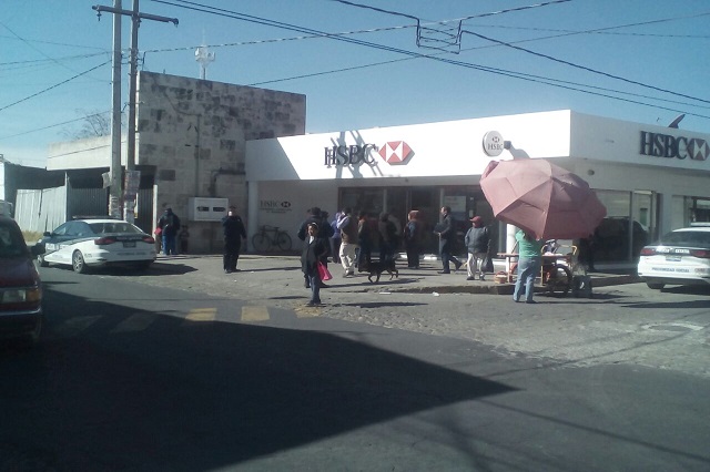 A mano armada dos hombres asaltan HSBC de Lara Grajales 