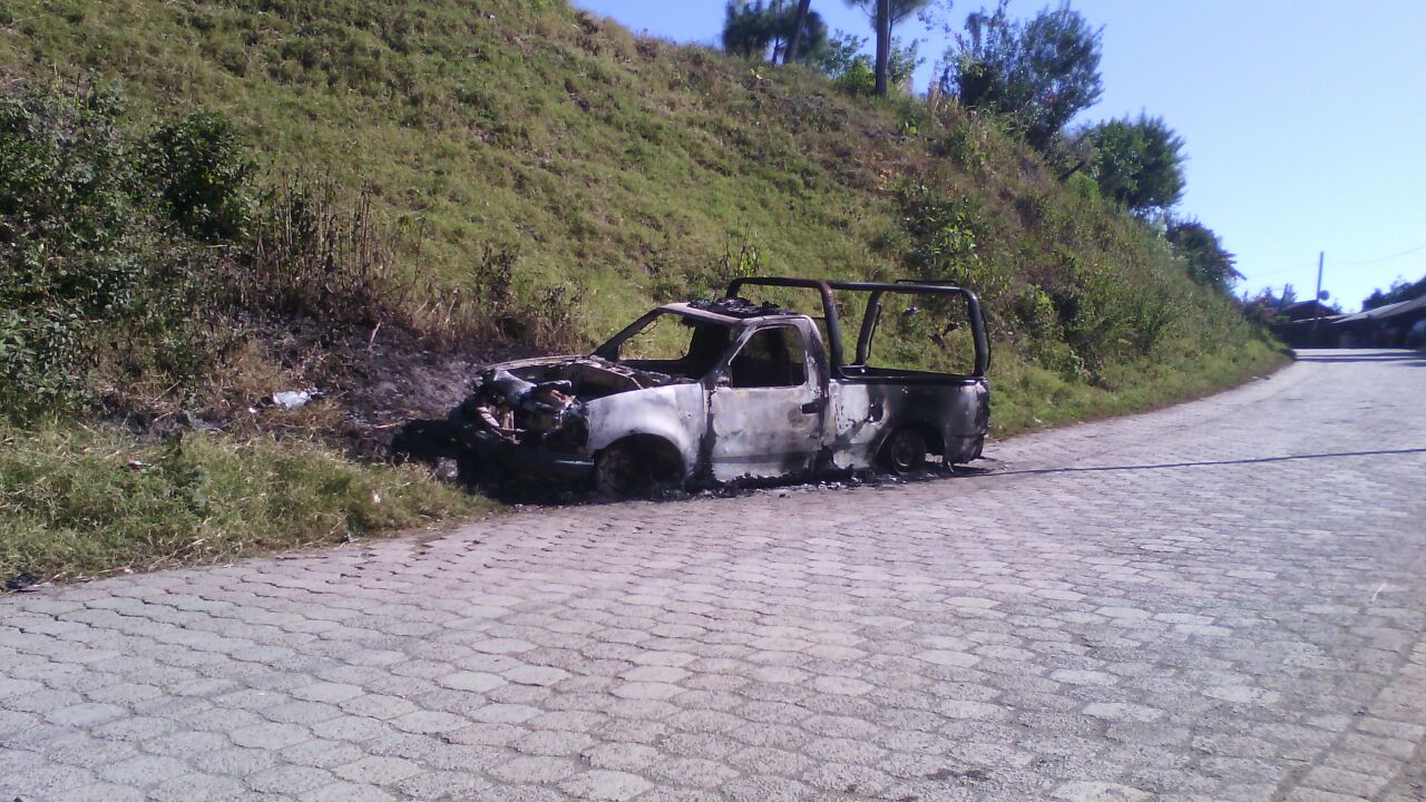 Queman patrulla y apedrean policías durante rescate en Tenango