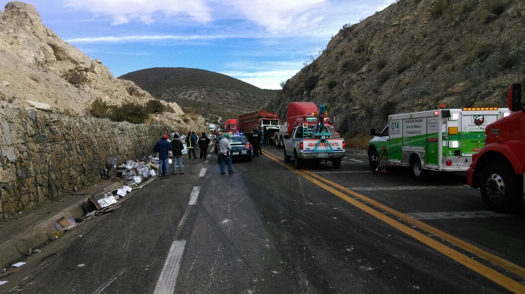 Vuelca camión con aceite y cierra la Cuacnopalan-Oaxaca