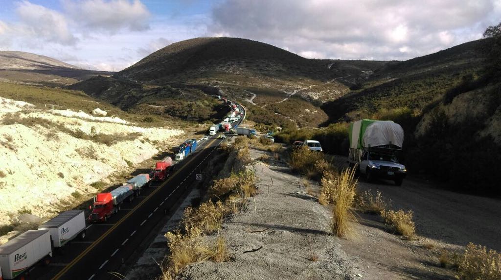 Vuelca camión con aceite y cierra la Cuacnopalan-Oaxaca
