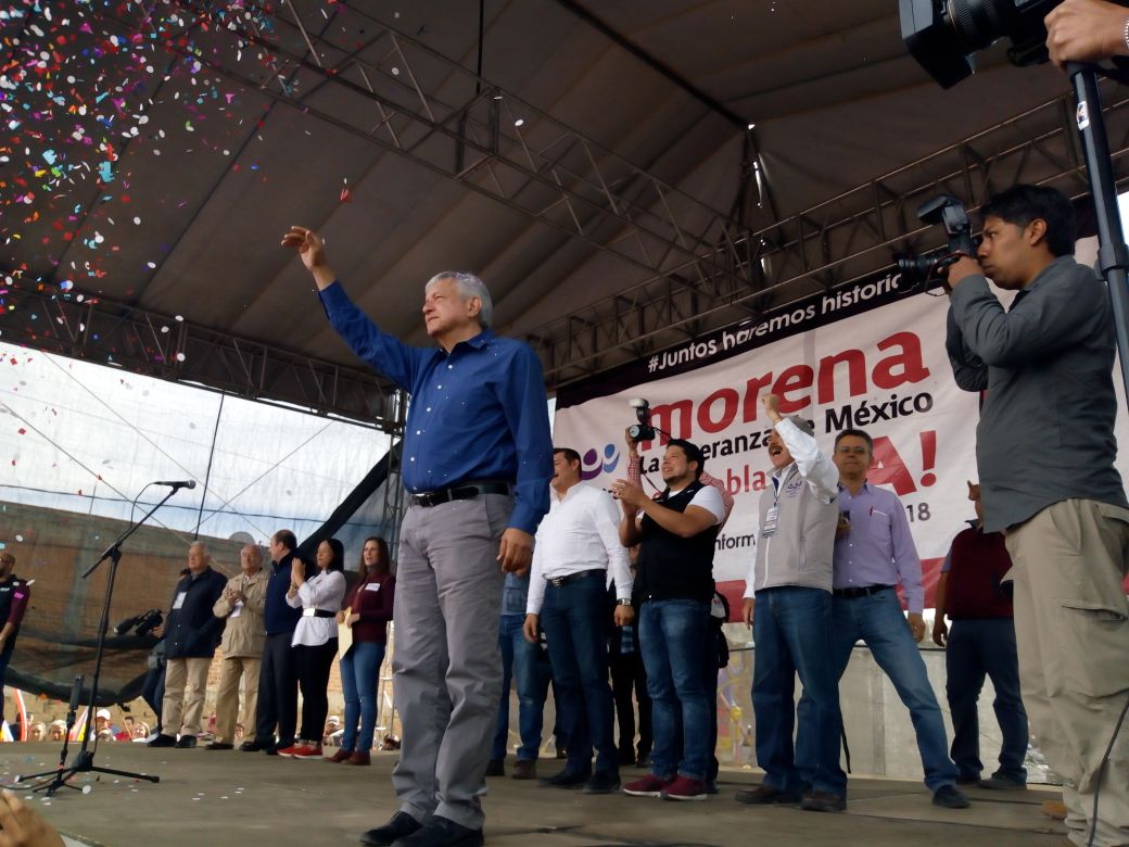 Acusa López Obrador que es espiado por el CISEN