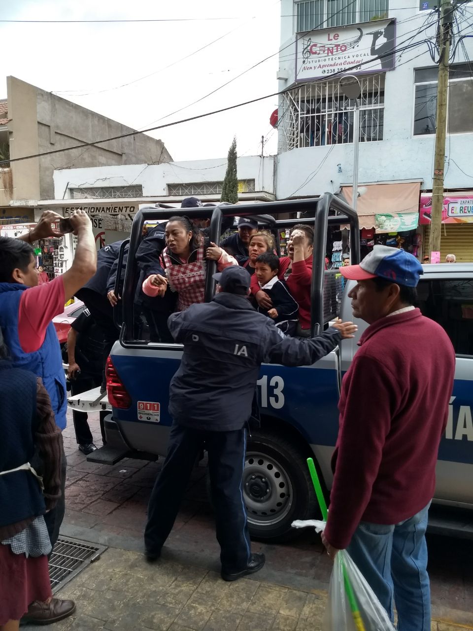 Protestan decenas por detención de vendedores en Tehuacán