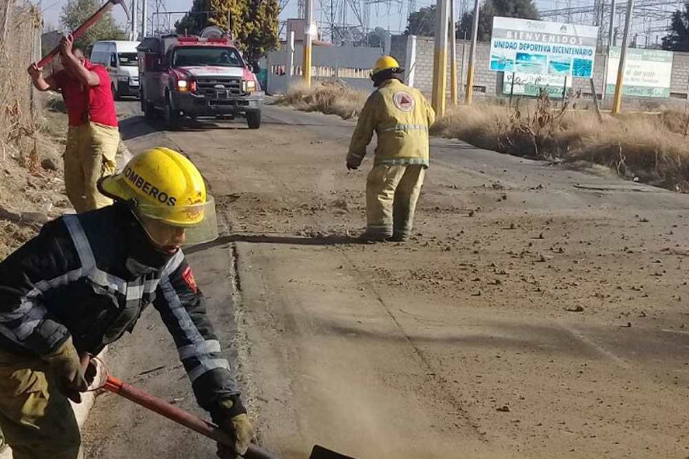 Ocasionan huachicoleros derrame de combustible en vialidad de Texmelucan