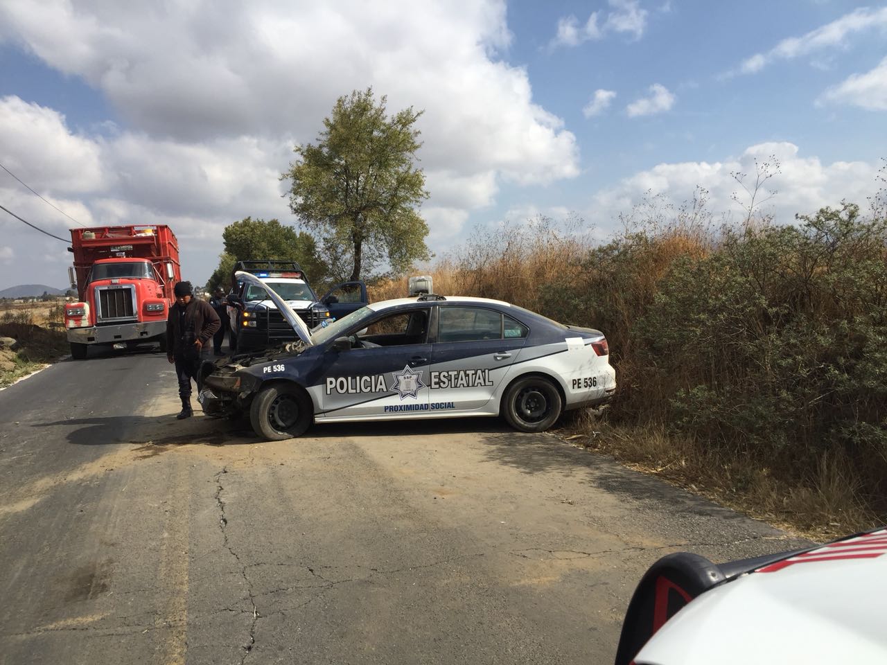 Quema de pastizal ocasiona choque de patrulla de la Policía Estatal