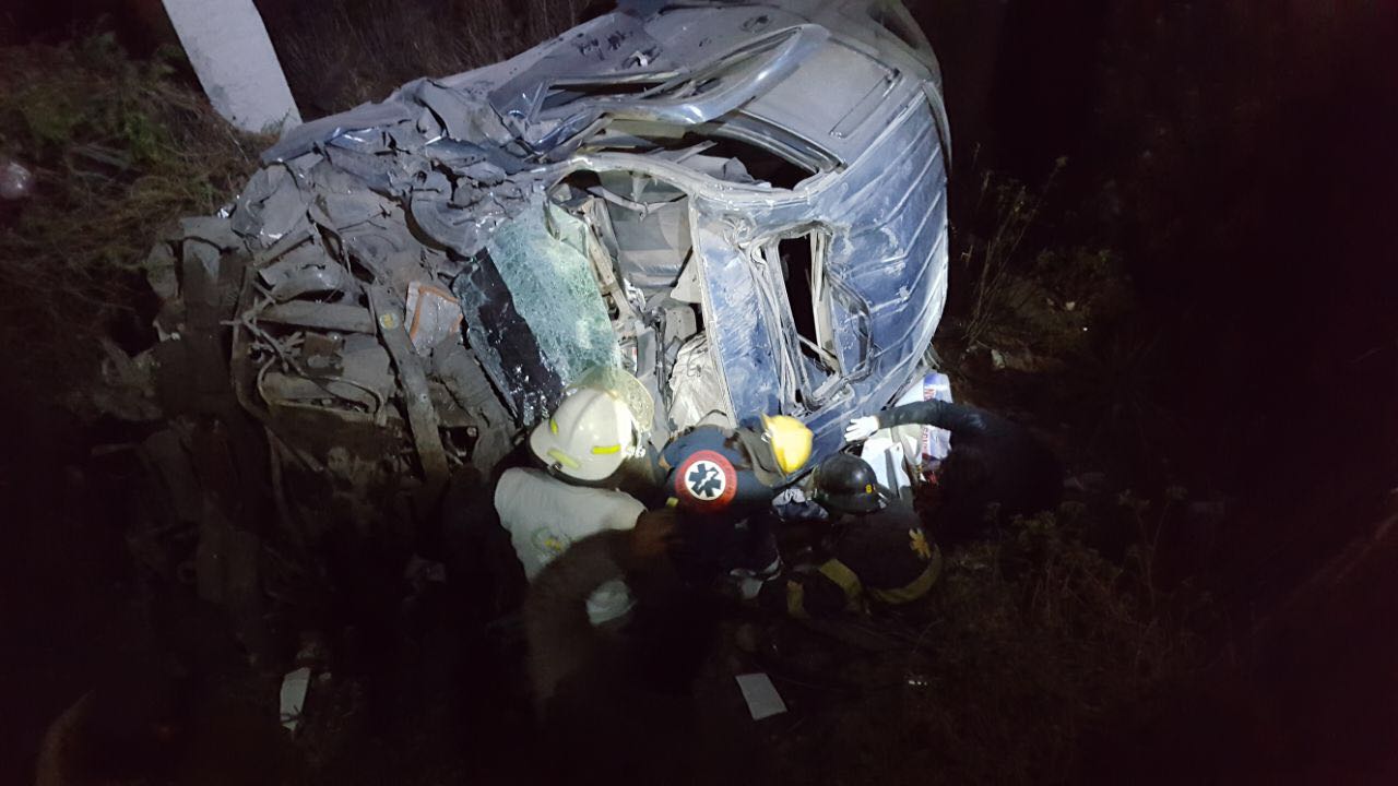 Cae camioneta a barranco en Tecamachalco; una persona murió