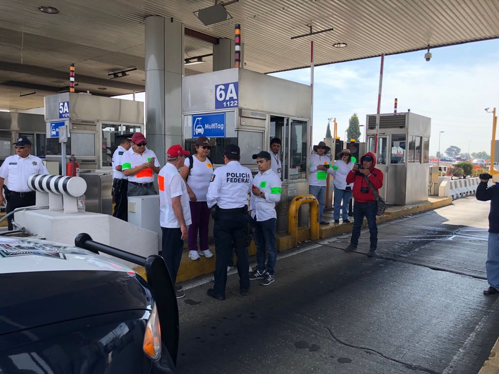 Manifestantes dejan paso libre de peaje en la México-Puebla