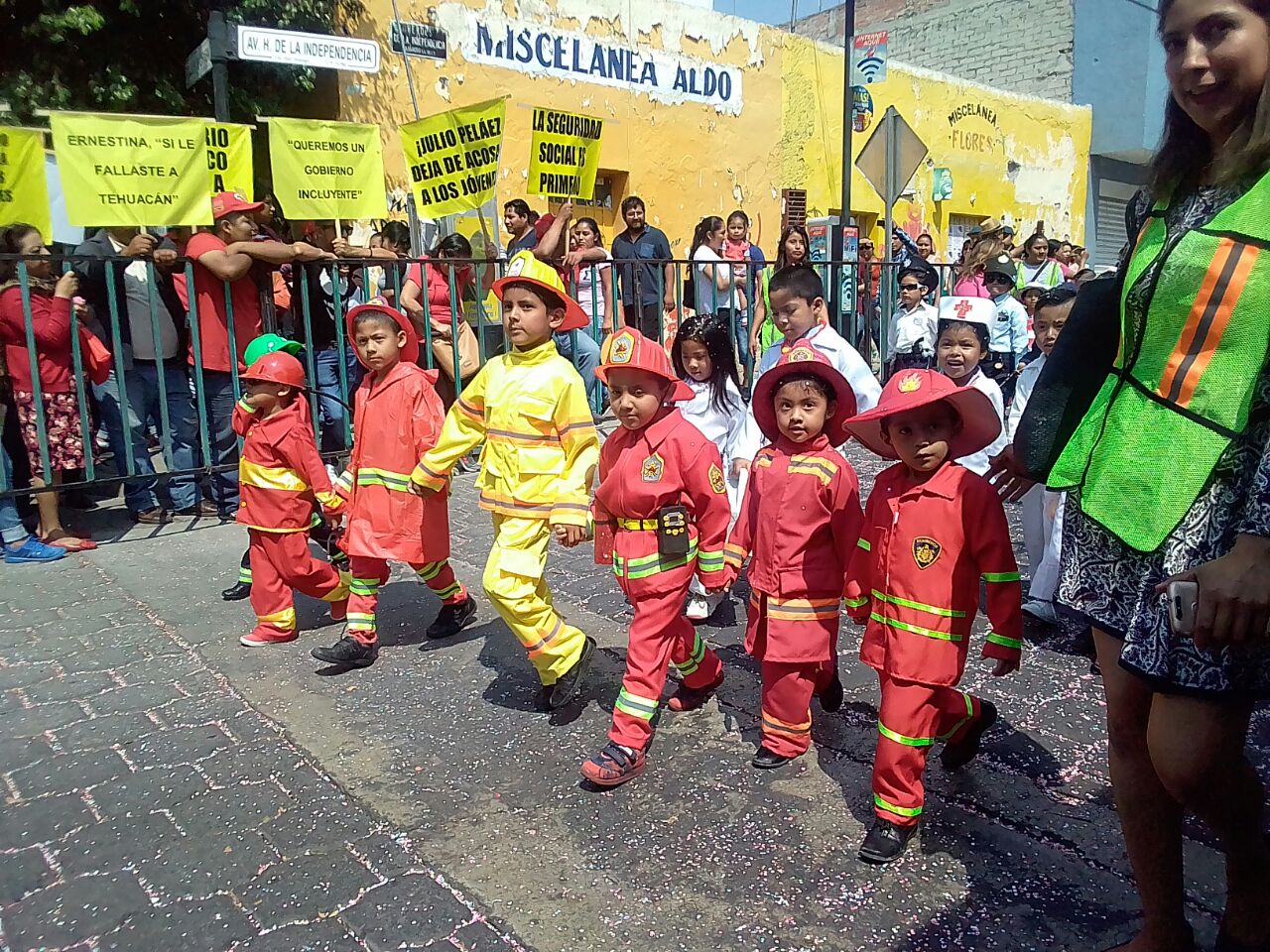 Sindicalizados de Tehuacán protestan durante desfile de primavera