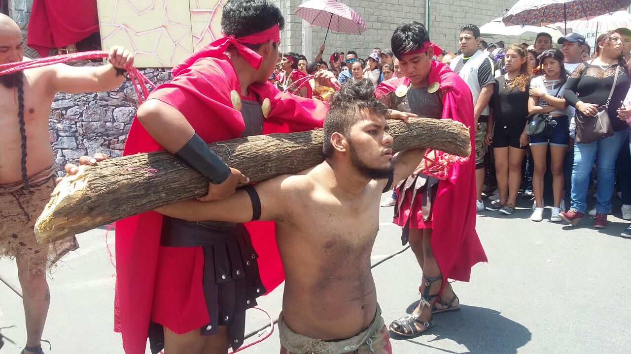 Viven unos 5 mil tehuacanenses la Pasión de Cristo