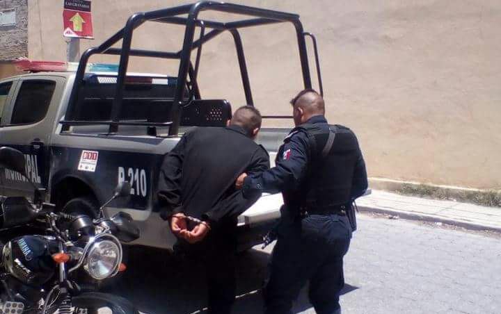 Aprehenden a falso policía en San Nicolás Tetitzintla
