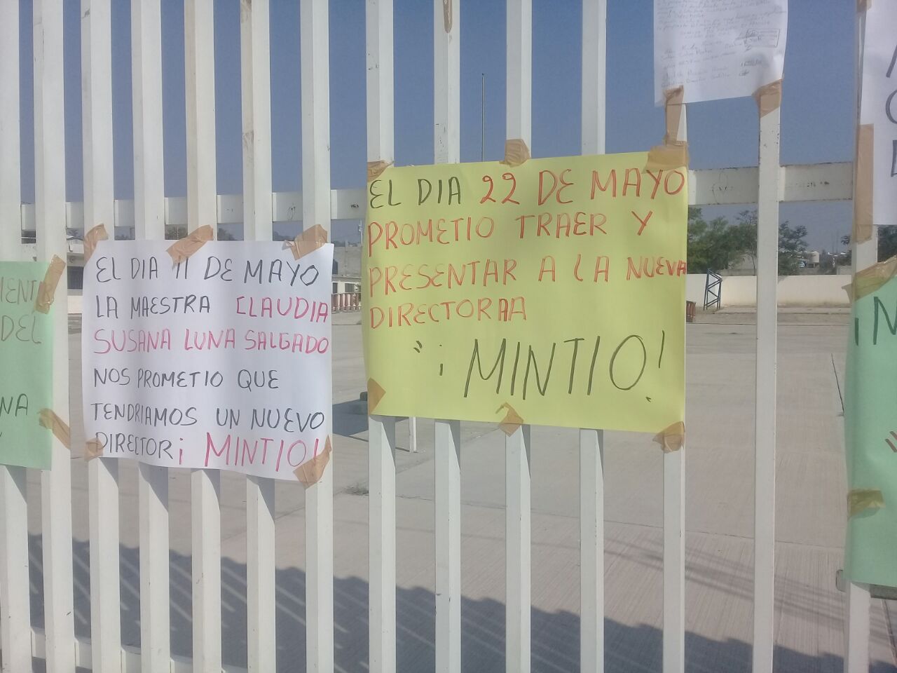 Por falta de director, padres de familia toman bachillerato en Tehuacán