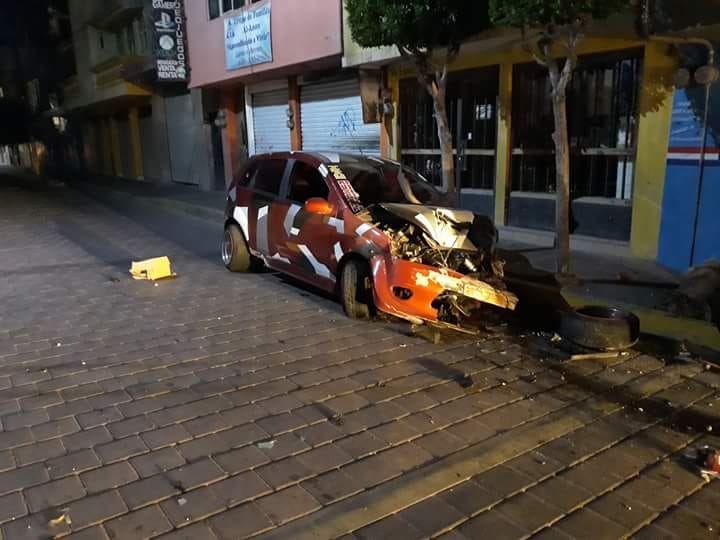 Choque entre 2 vehículos alcanza a estética en Tecamachalco