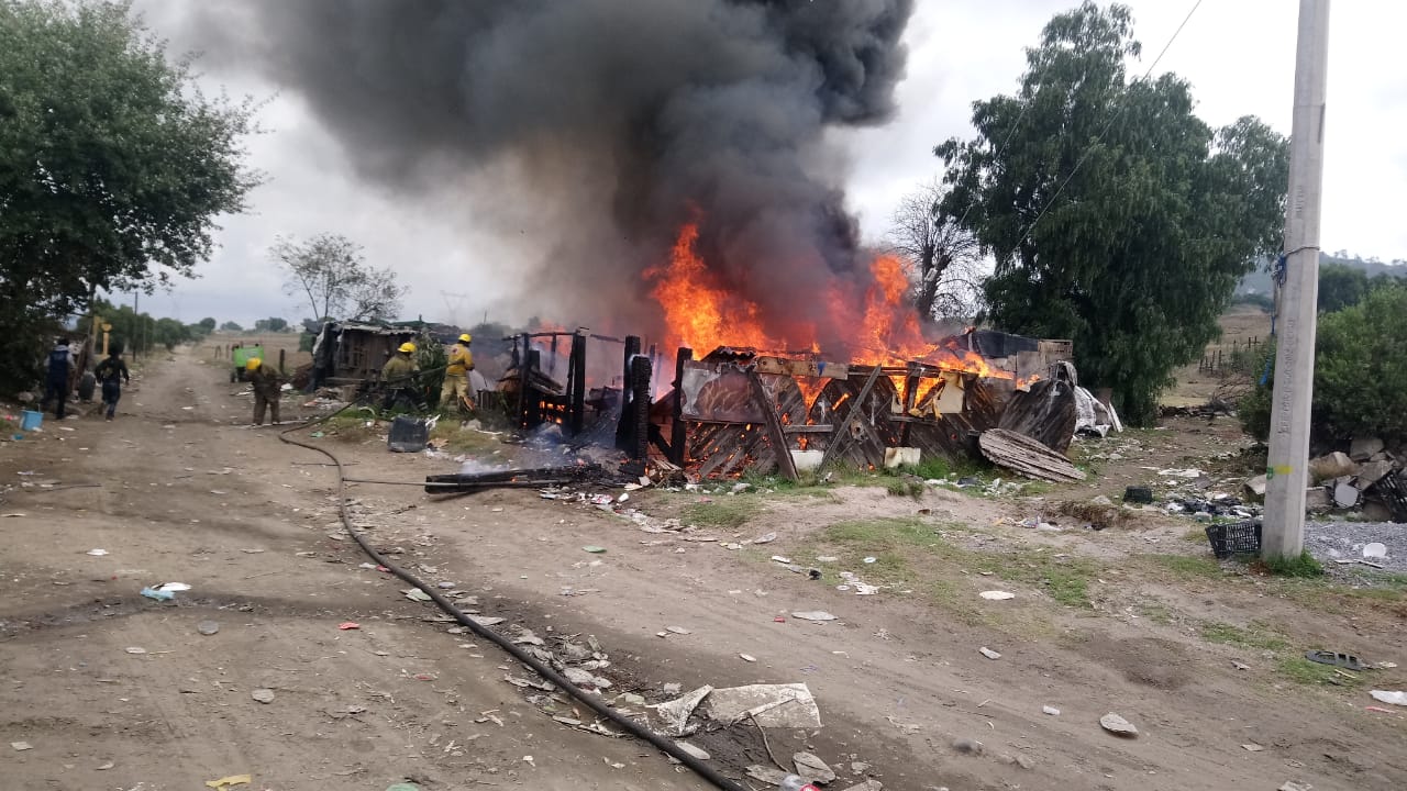 Fuego consume choza en San Cristóbal Tepatlaxco