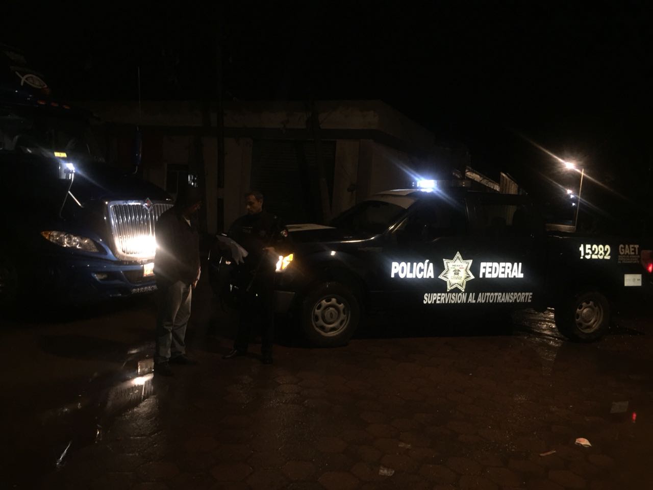 Policías rescatan a transportistas y recuperan tractocamión robado