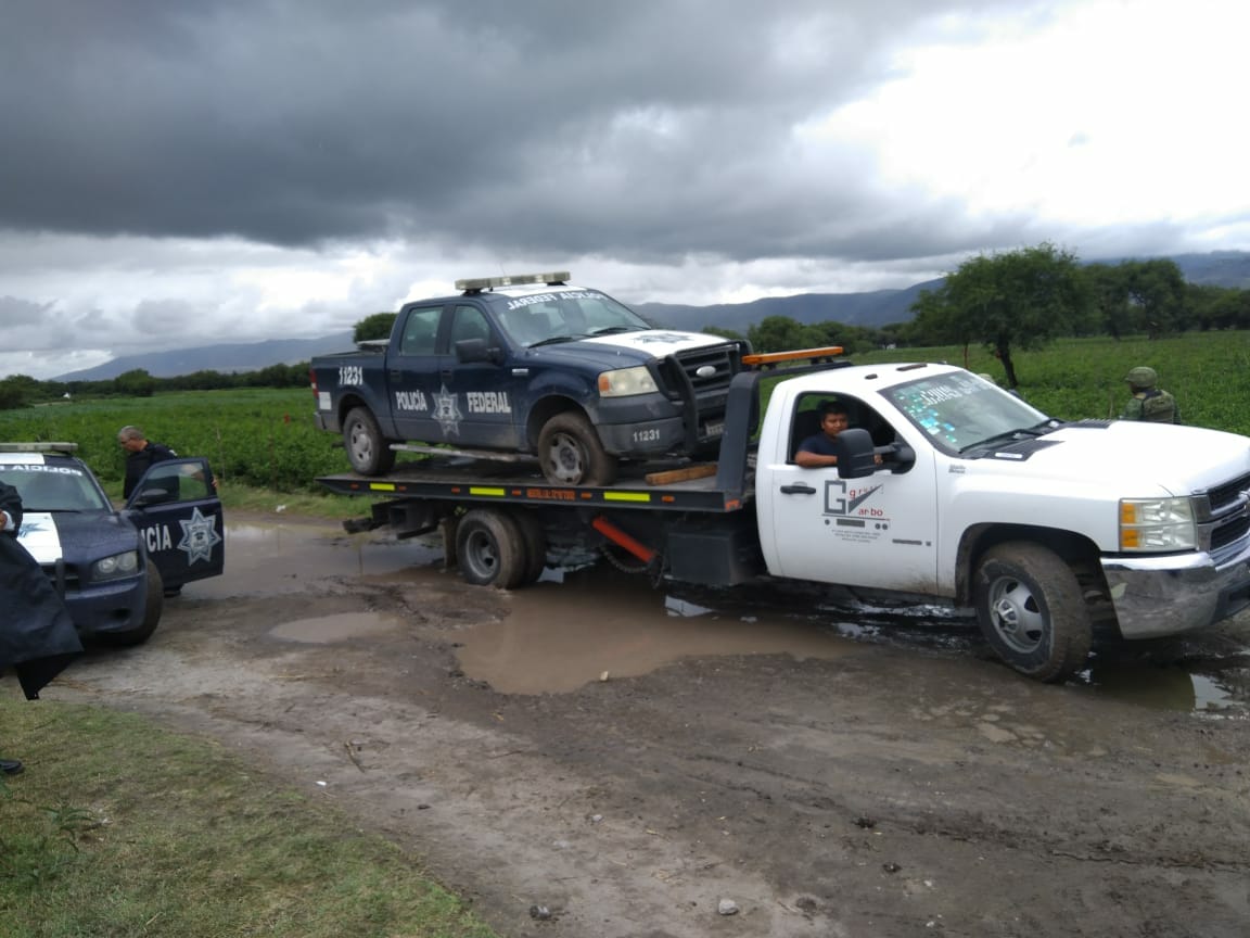 Comando dispara a federales y quema patrulla en Yehualtepec