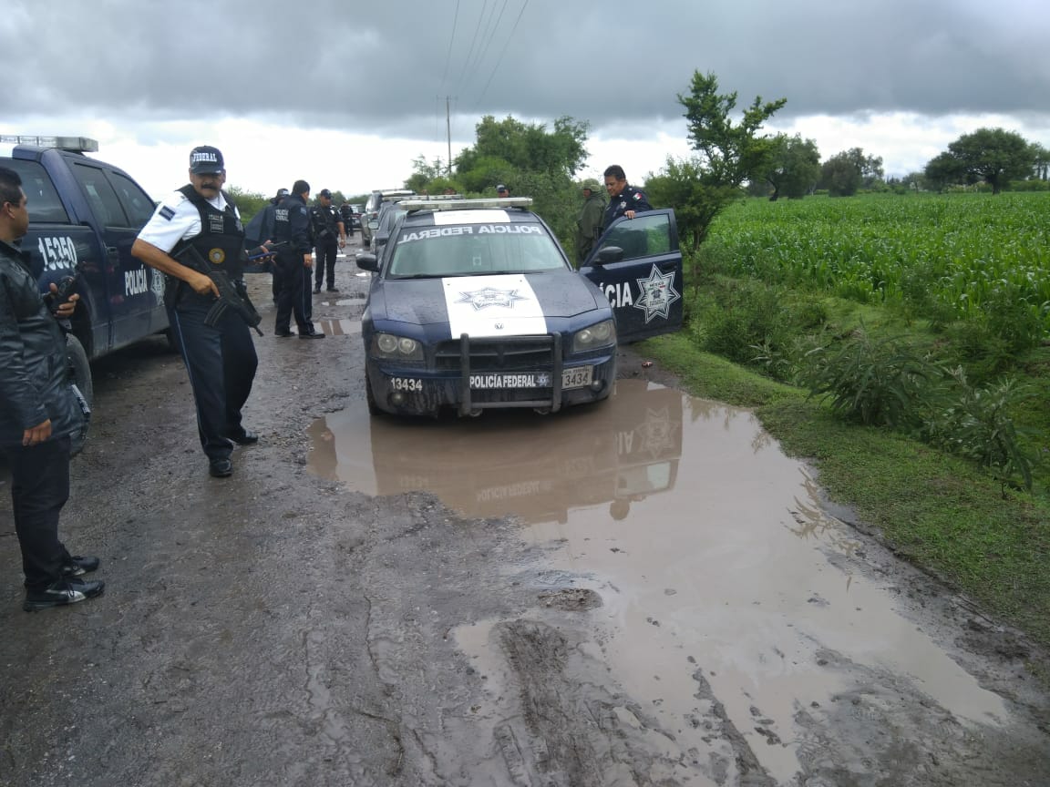 Comando dispara a federales y quema patrulla en Yehualtepec