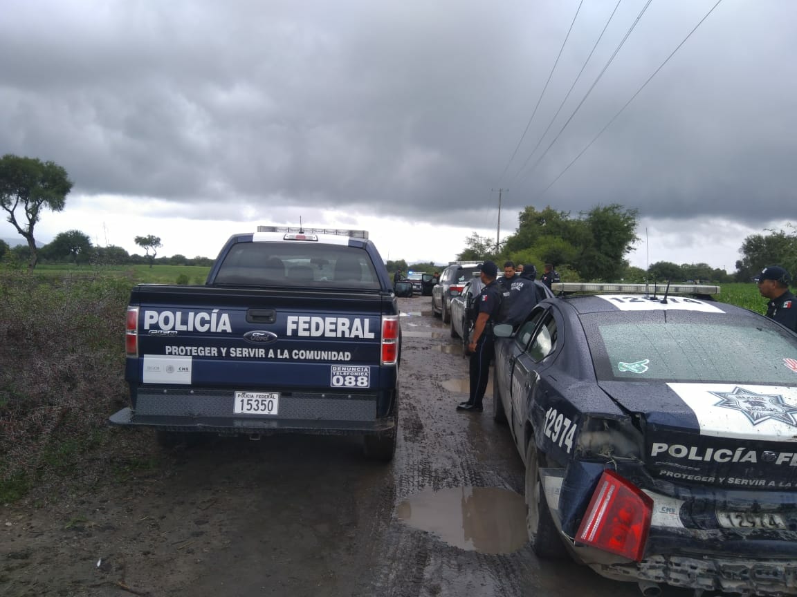 Comando dispara a federales y quema patrulla en Yehualtepec