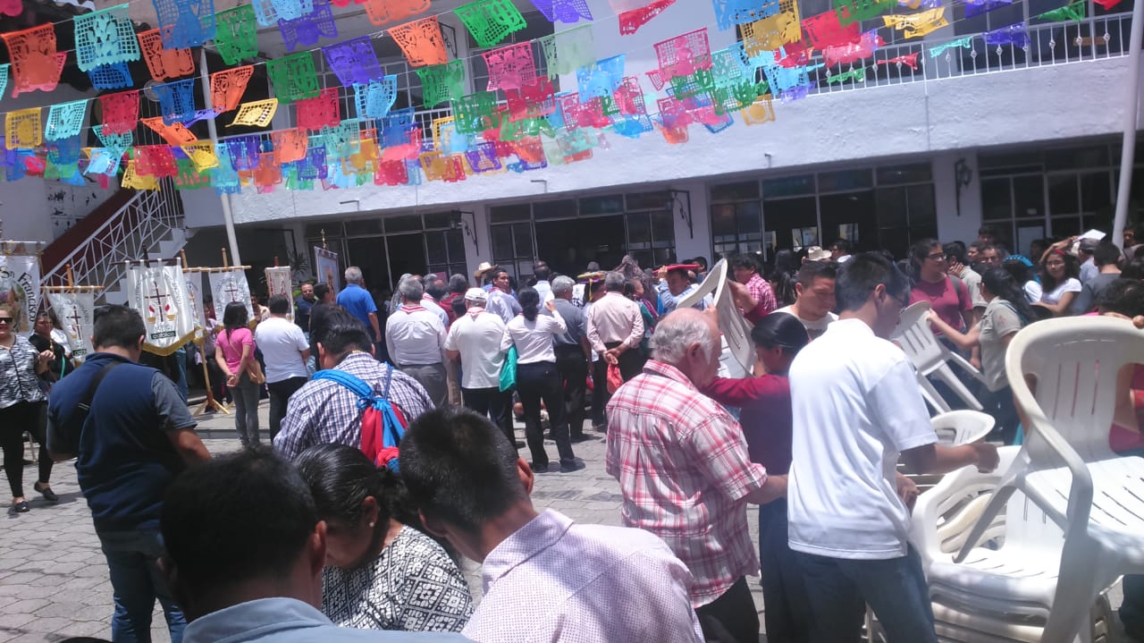 Fieles toman Casa de Cultura de Huauchinango para la Iglesia