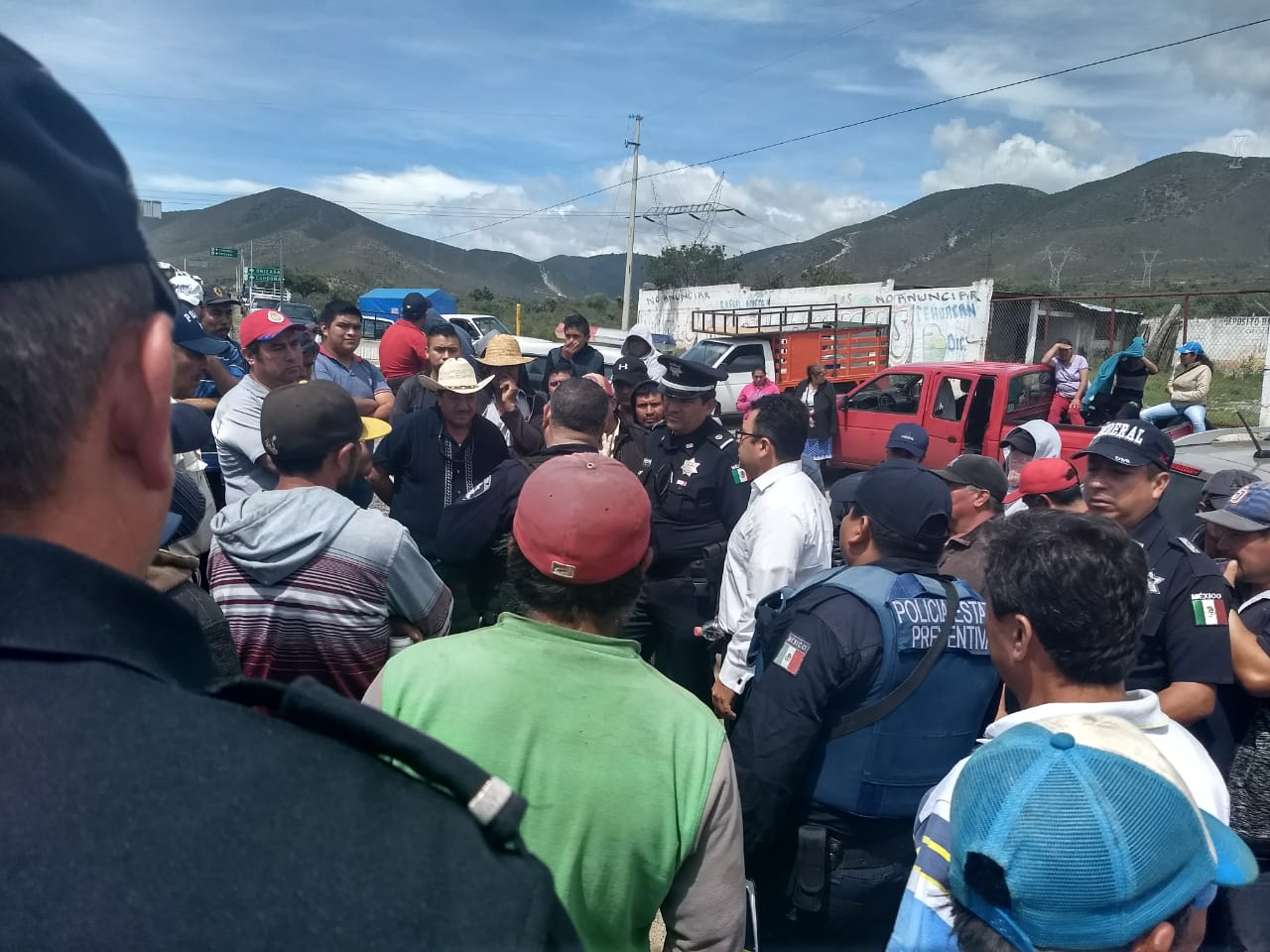 Bloquean la federal Tehuacán - Córdoba para exigir más seguridad