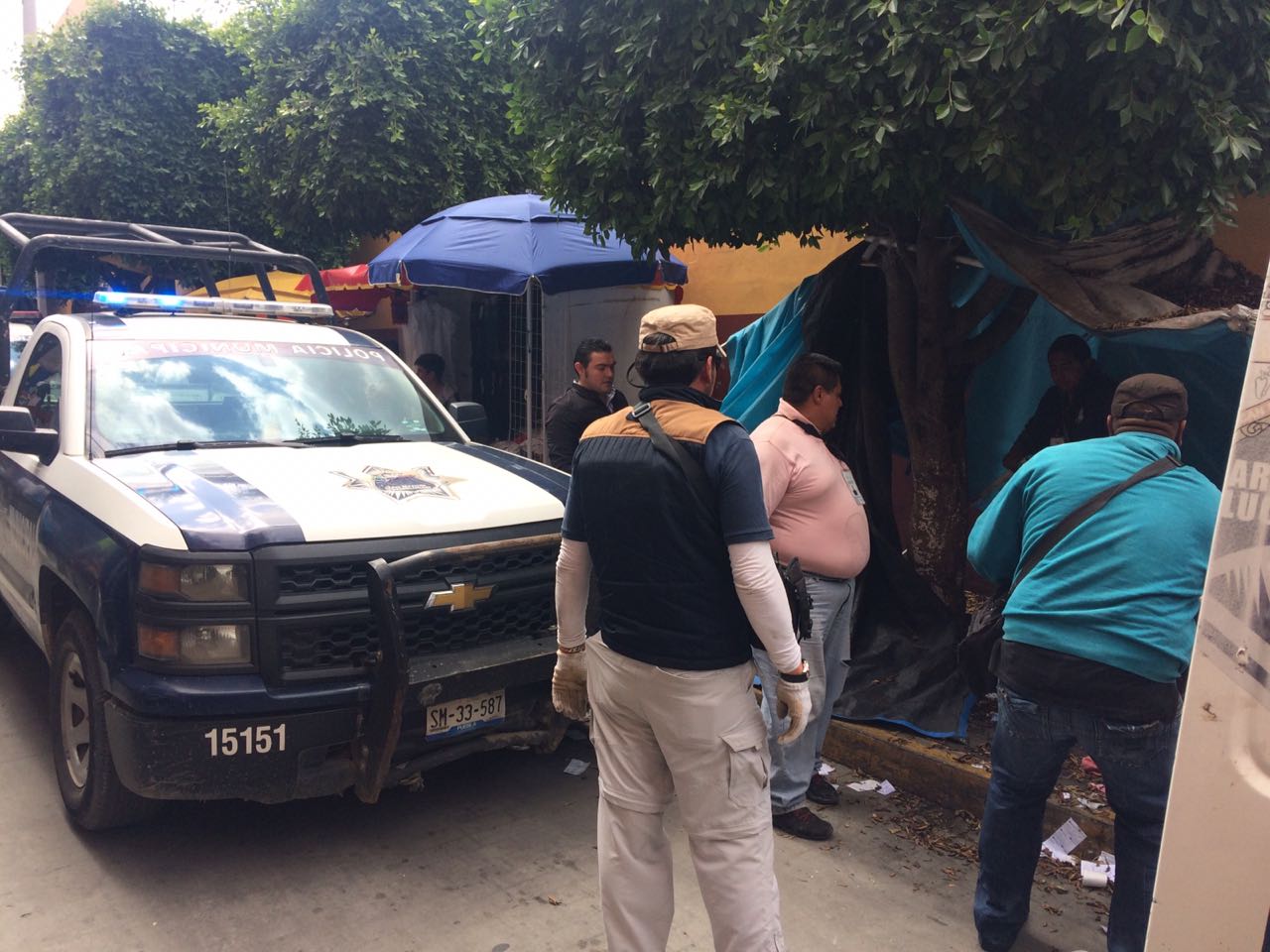 Con granaderos retiran puestos ambulantes en Texmelucan