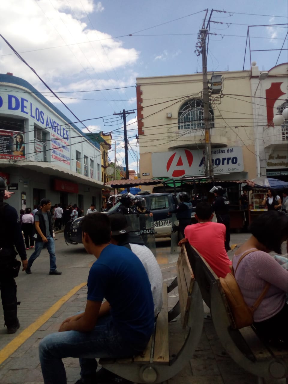 Con granaderos retiran puestos ambulantes en Texmelucan