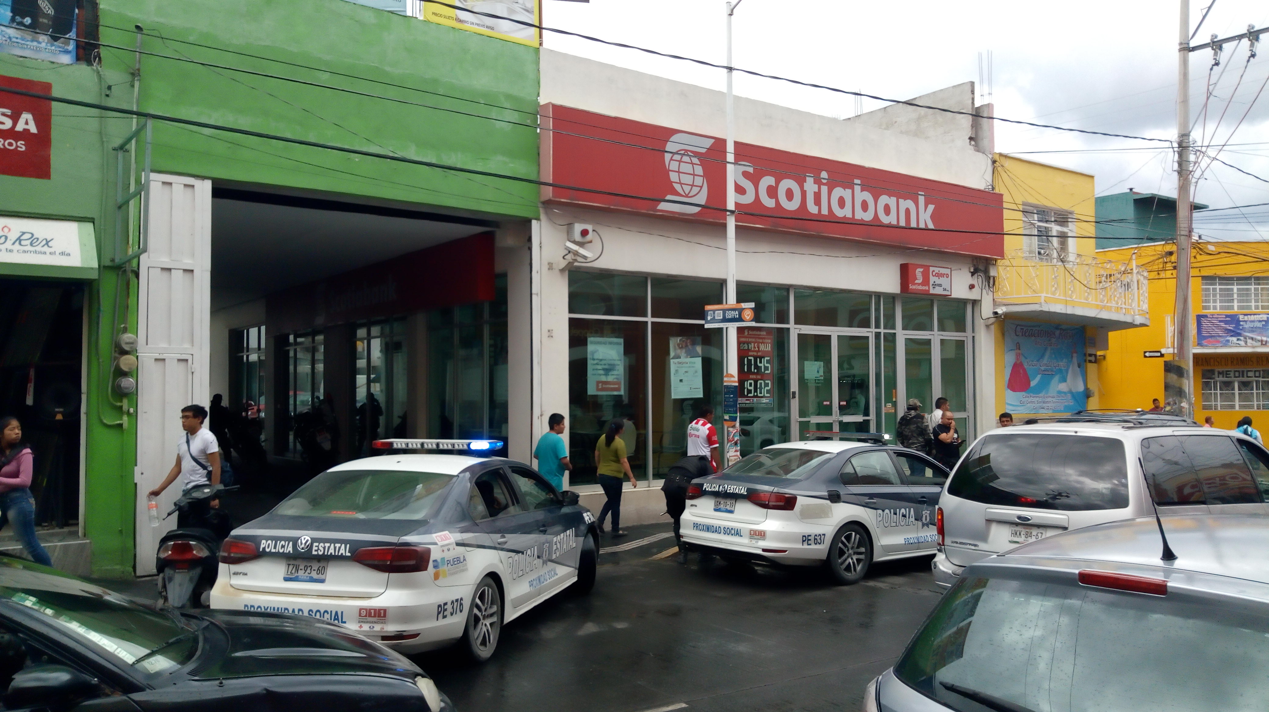 Hombres armados asaltan a clientes dentro de Scotiabank Texmelucan |  Municipios Puebla | Noticias del estado de Puebla