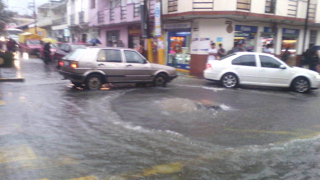 Intensa lluvia afecta negocios y casas en Huauchinango