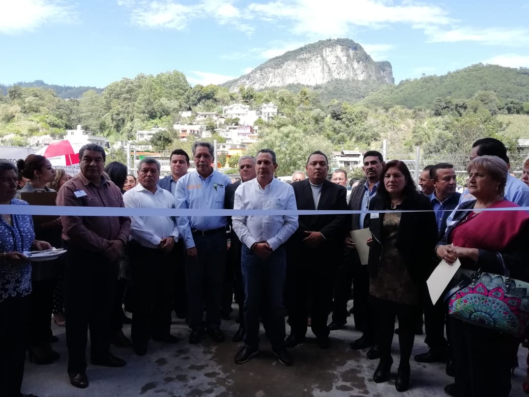 Inaugura edil la Unidad Administrativa Educativa de Tlatlauquitepec